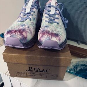 Women's Multicolor Tie-Dye Sneakers 

71/2 fits and 8